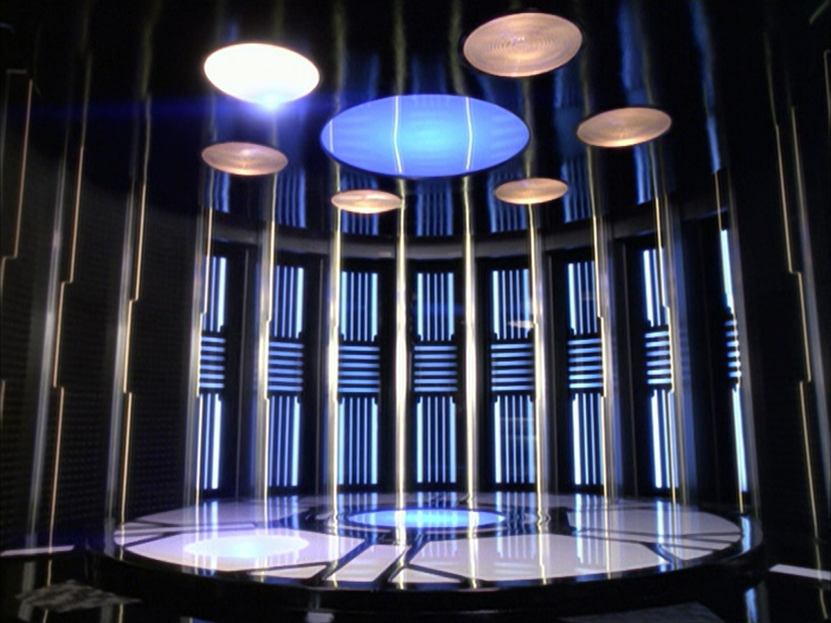 extant_StarTrek_VOY_6x12-BlinkOfAnEye_01803.jpg