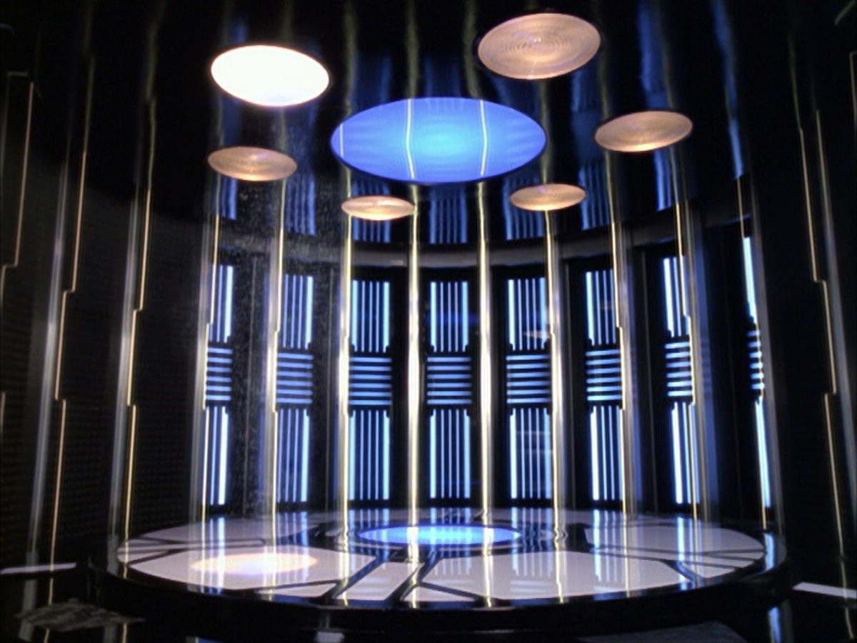 extant_StarTrek_VOY_6x12-BlinkOfAnEye_01804.jpg