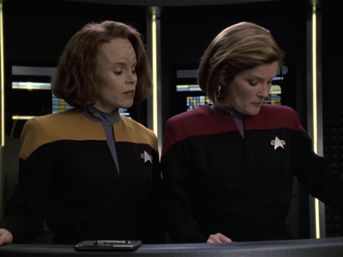 extant_StarTrek_VOY_6x12-BlinkOfAnEye_01807.jpg