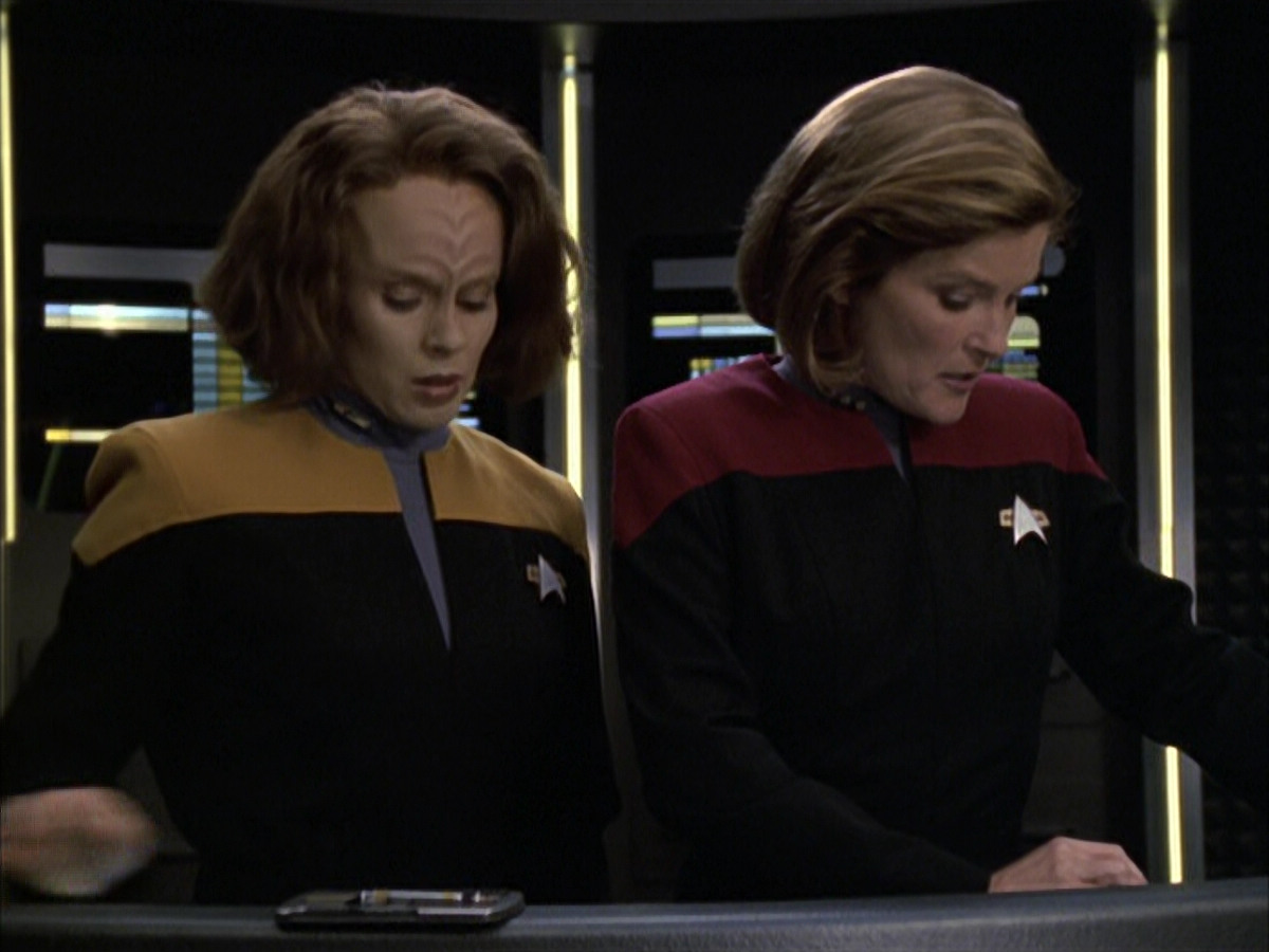 extant_StarTrek_VOY_6x12-BlinkOfAnEye_01810.jpg