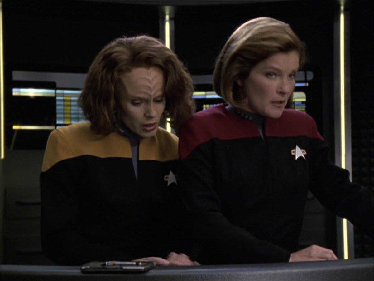 extant_StarTrek_VOY_6x12-BlinkOfAnEye_01813.jpg