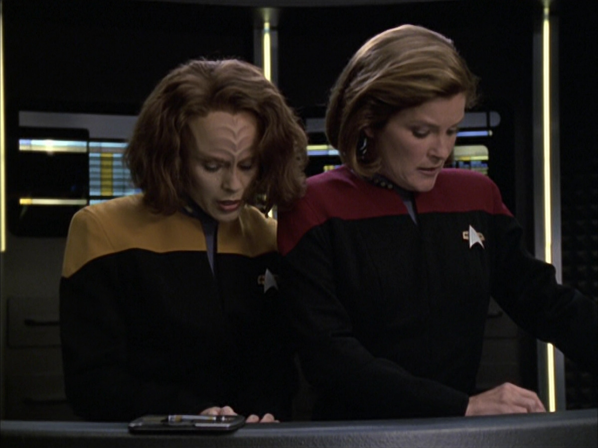 extant_StarTrek_VOY_6x12-BlinkOfAnEye_01816.jpg