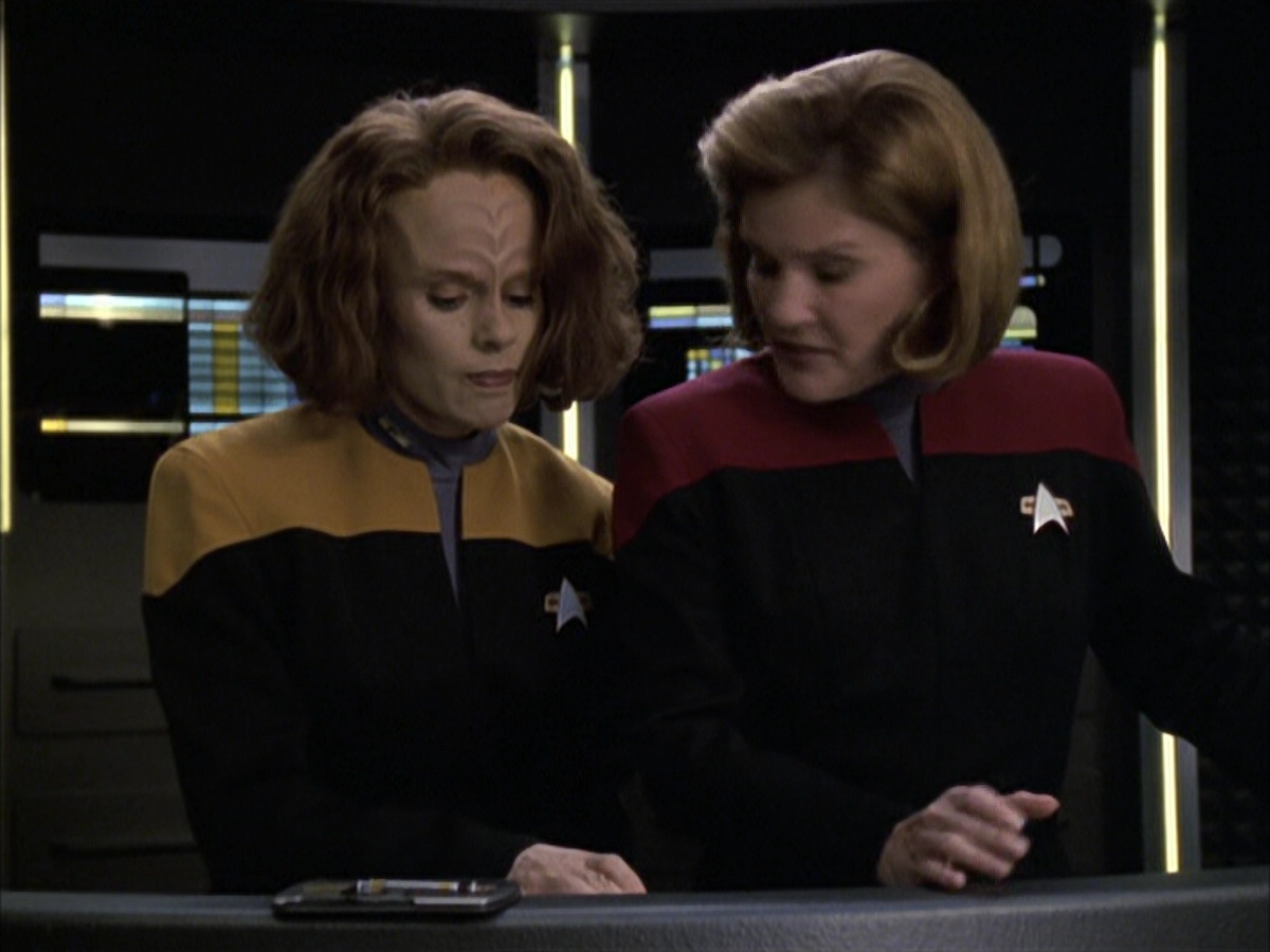 extant_StarTrek_VOY_6x12-BlinkOfAnEye_01819.jpg