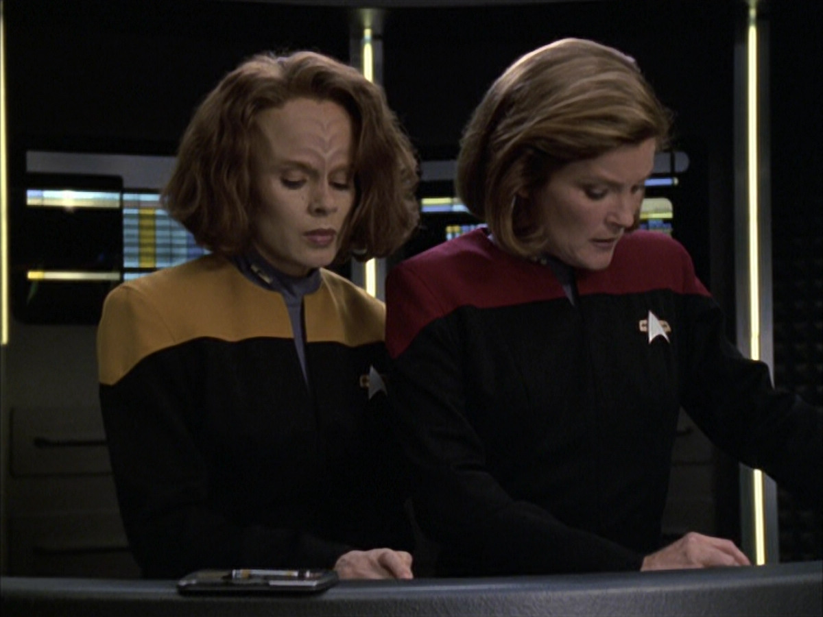 extant_StarTrek_VOY_6x12-BlinkOfAnEye_01822.jpg