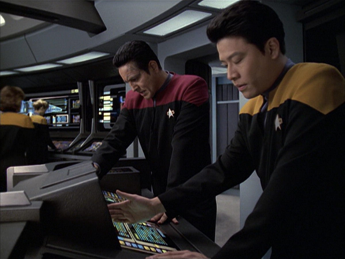 extant_StarTrek_VOY_6x12-BlinkOfAnEye_01849.jpg