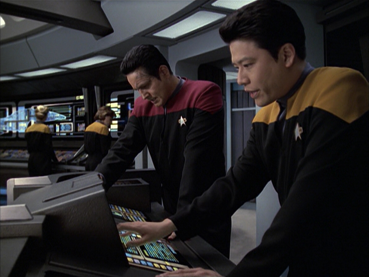 extant_StarTrek_VOY_6x12-BlinkOfAnEye_01853.jpg