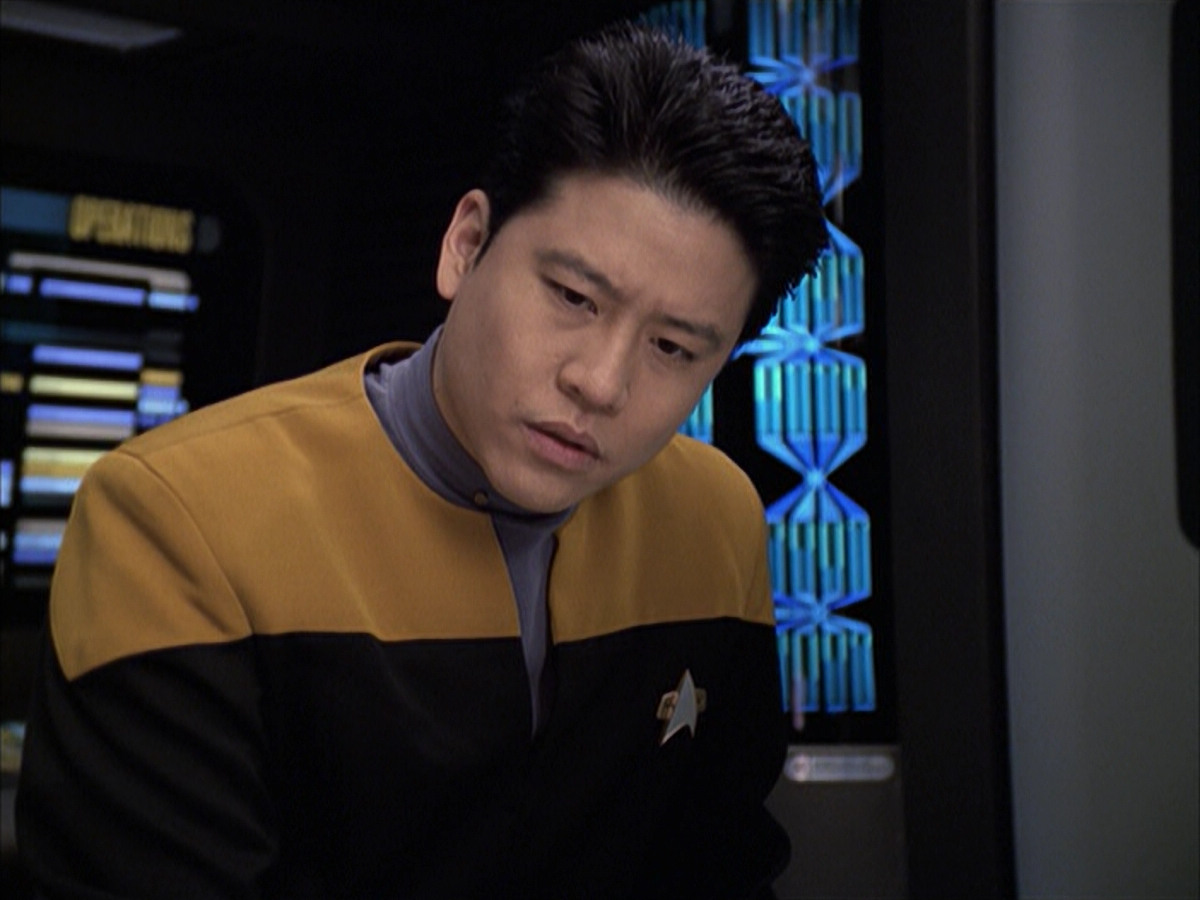 extant_StarTrek_VOY_6x12-BlinkOfAnEye_01874.jpg