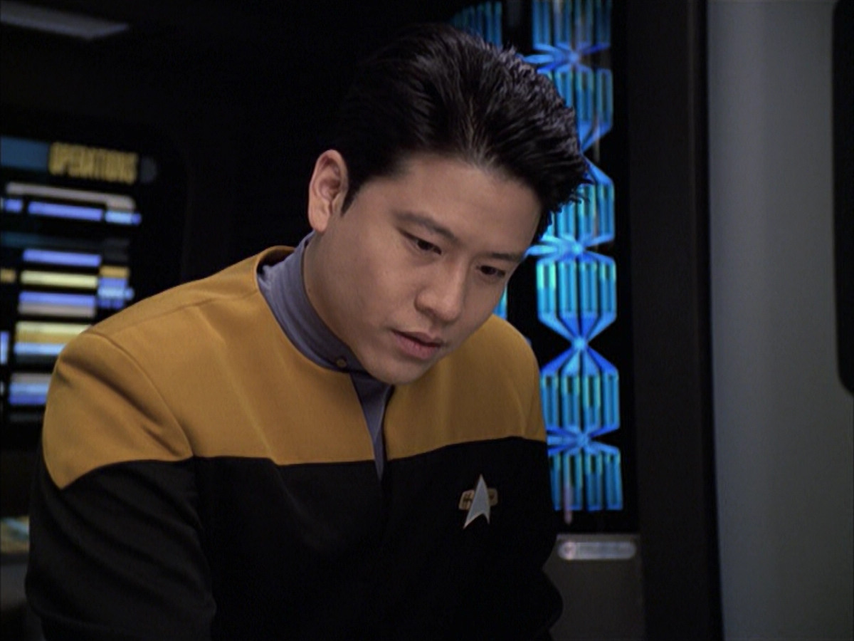 extant_StarTrek_VOY_6x12-BlinkOfAnEye_01884.jpg