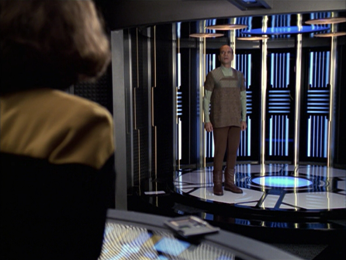 extant_StarTrek_VOY_6x12-BlinkOfAnEye_01909.jpg