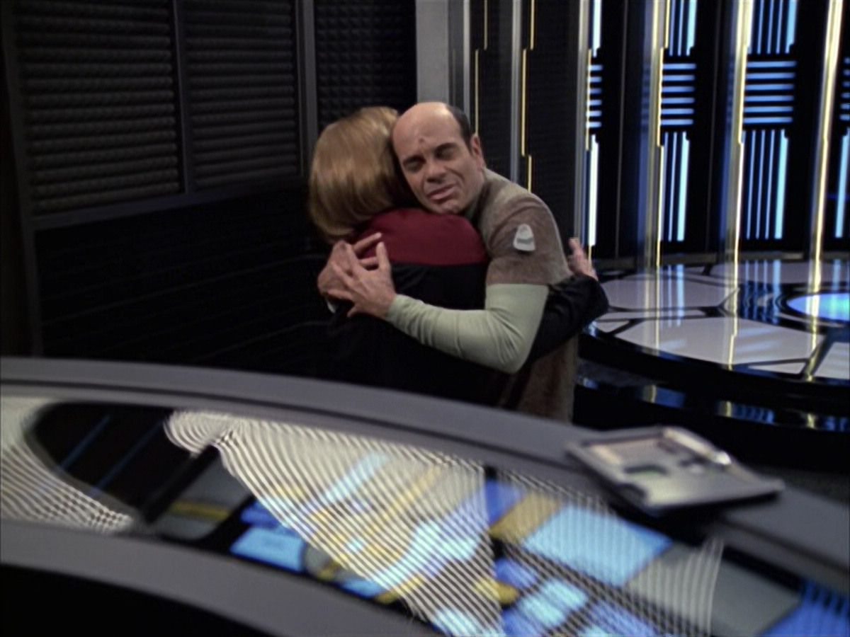 extant_StarTrek_VOY_6x12-BlinkOfAnEye_01915.jpg