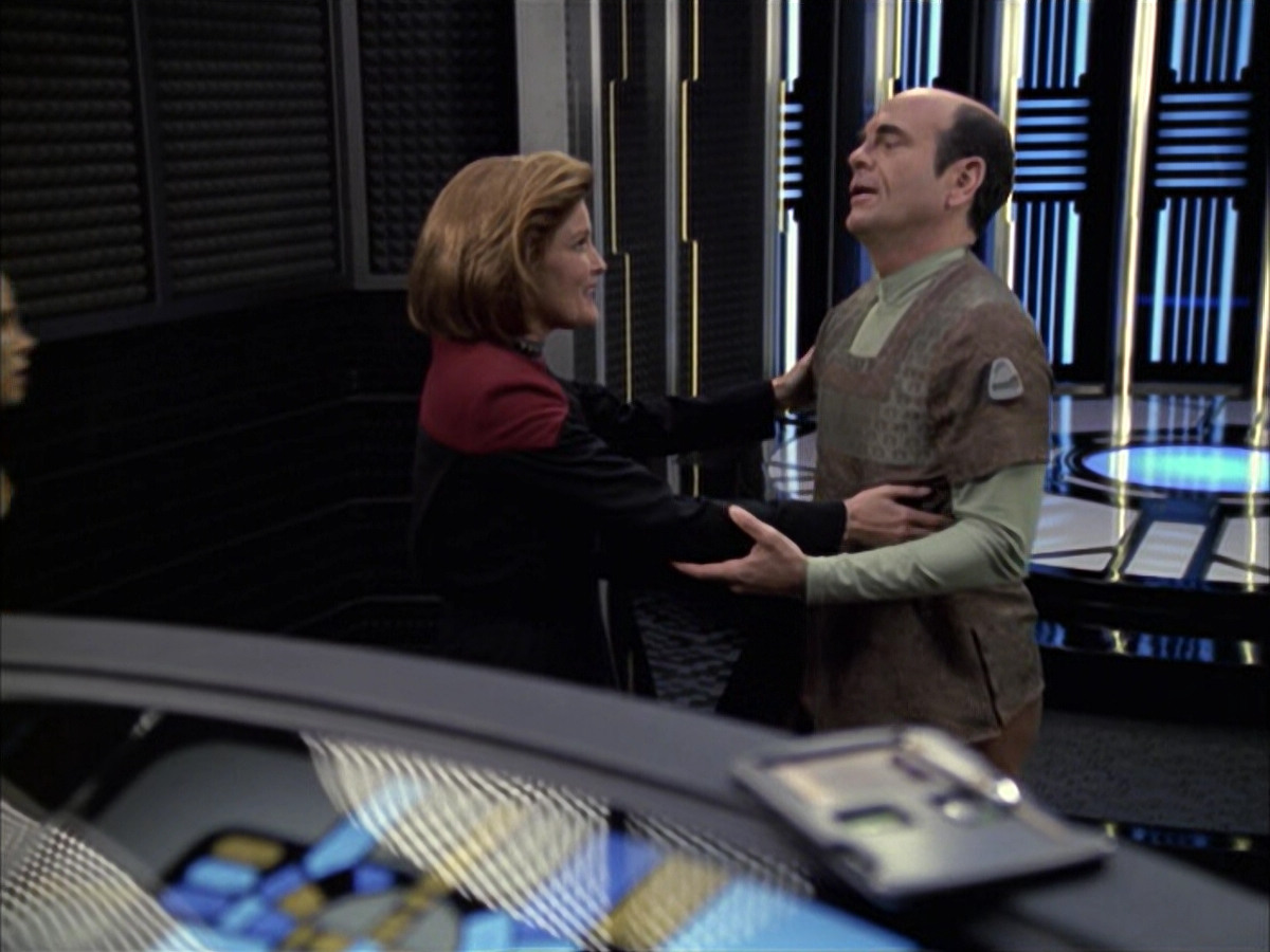 extant_StarTrek_VOY_6x12-BlinkOfAnEye_01921.jpg