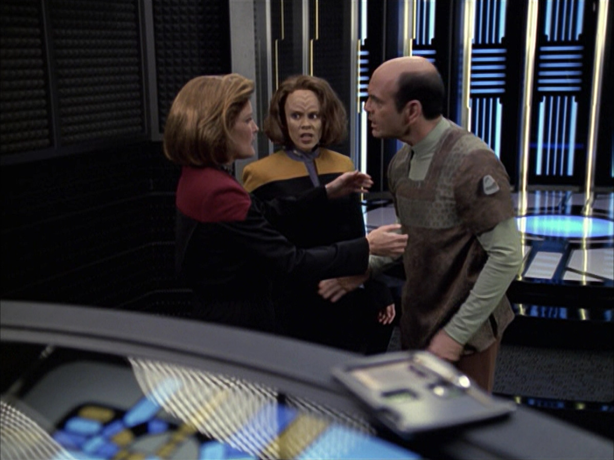 extant_StarTrek_VOY_6x12-BlinkOfAnEye_01925.jpg