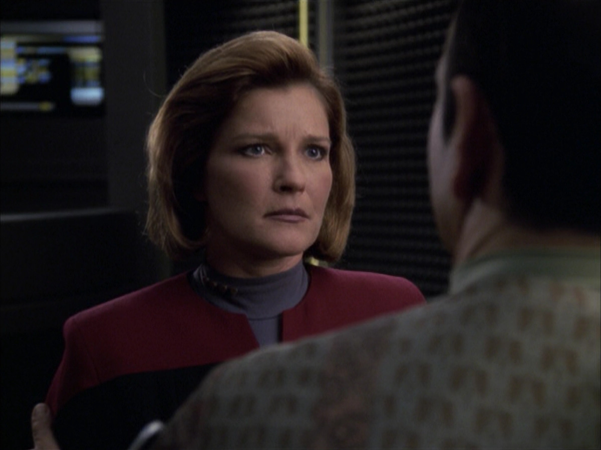 extant_StarTrek_VOY_6x12-BlinkOfAnEye_01932.jpg