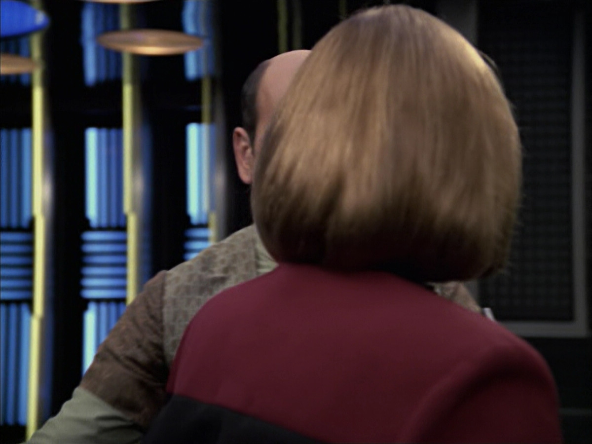 extant_StarTrek_VOY_6x12-BlinkOfAnEye_01939.jpg