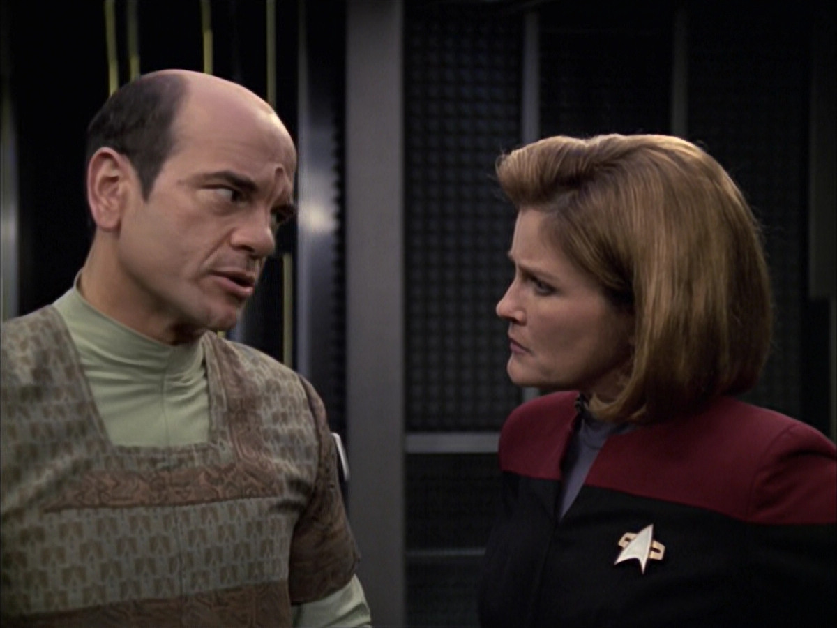 extant_StarTrek_VOY_6x12-BlinkOfAnEye_01948.jpg