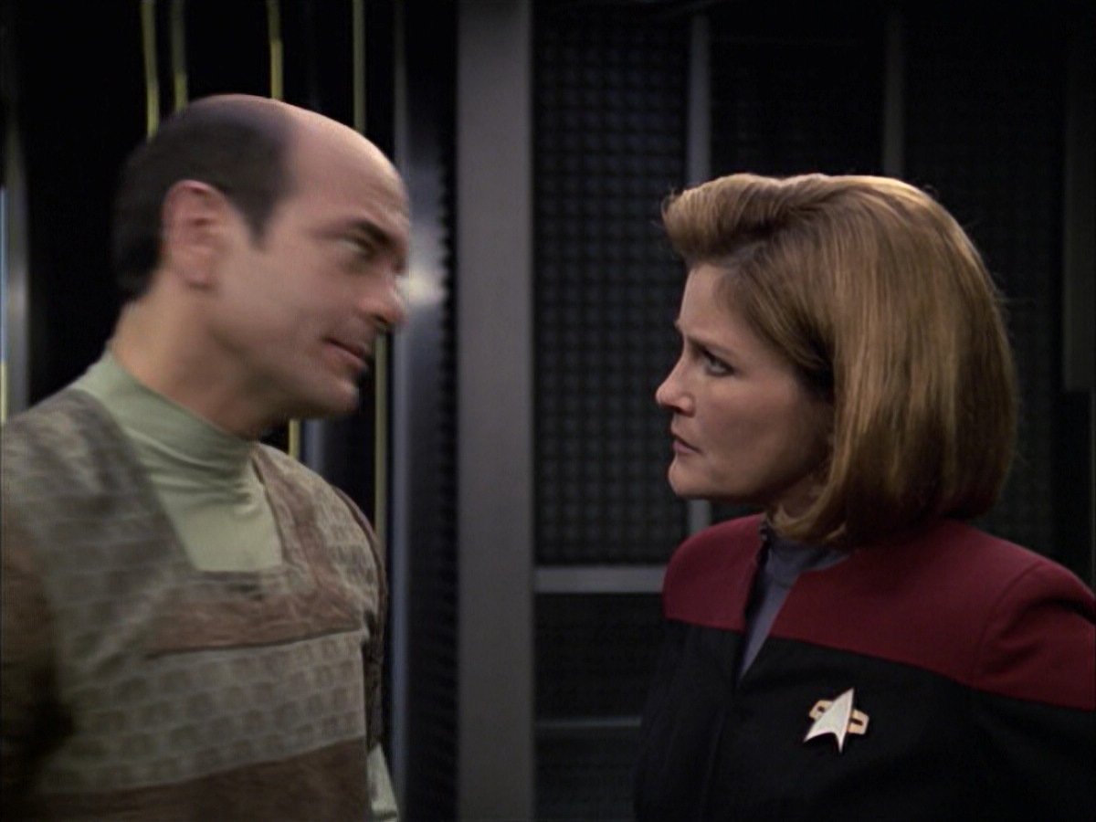 extant_StarTrek_VOY_6x12-BlinkOfAnEye_01950.jpg