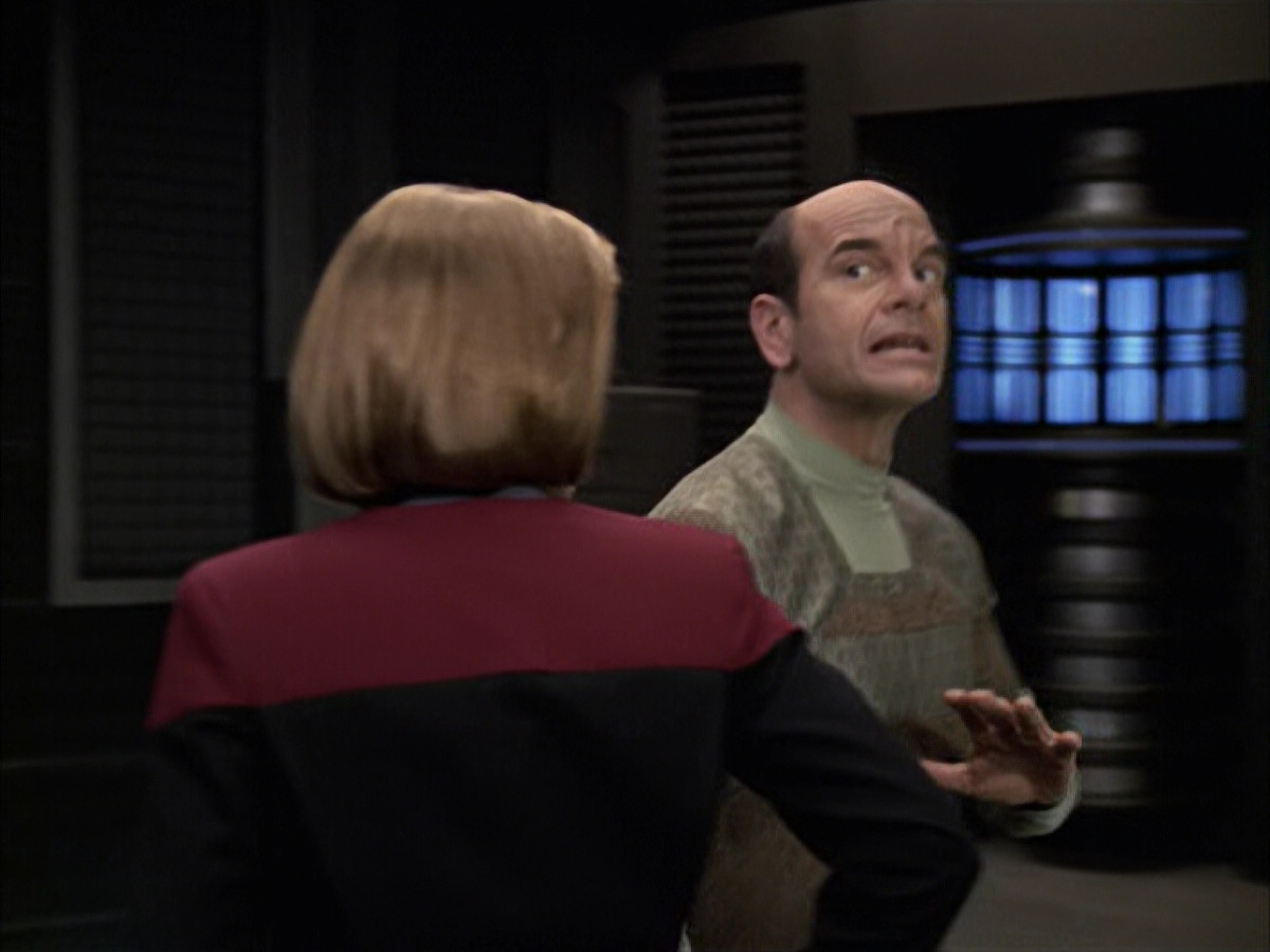 extant_StarTrek_VOY_6x12-BlinkOfAnEye_01953.jpg