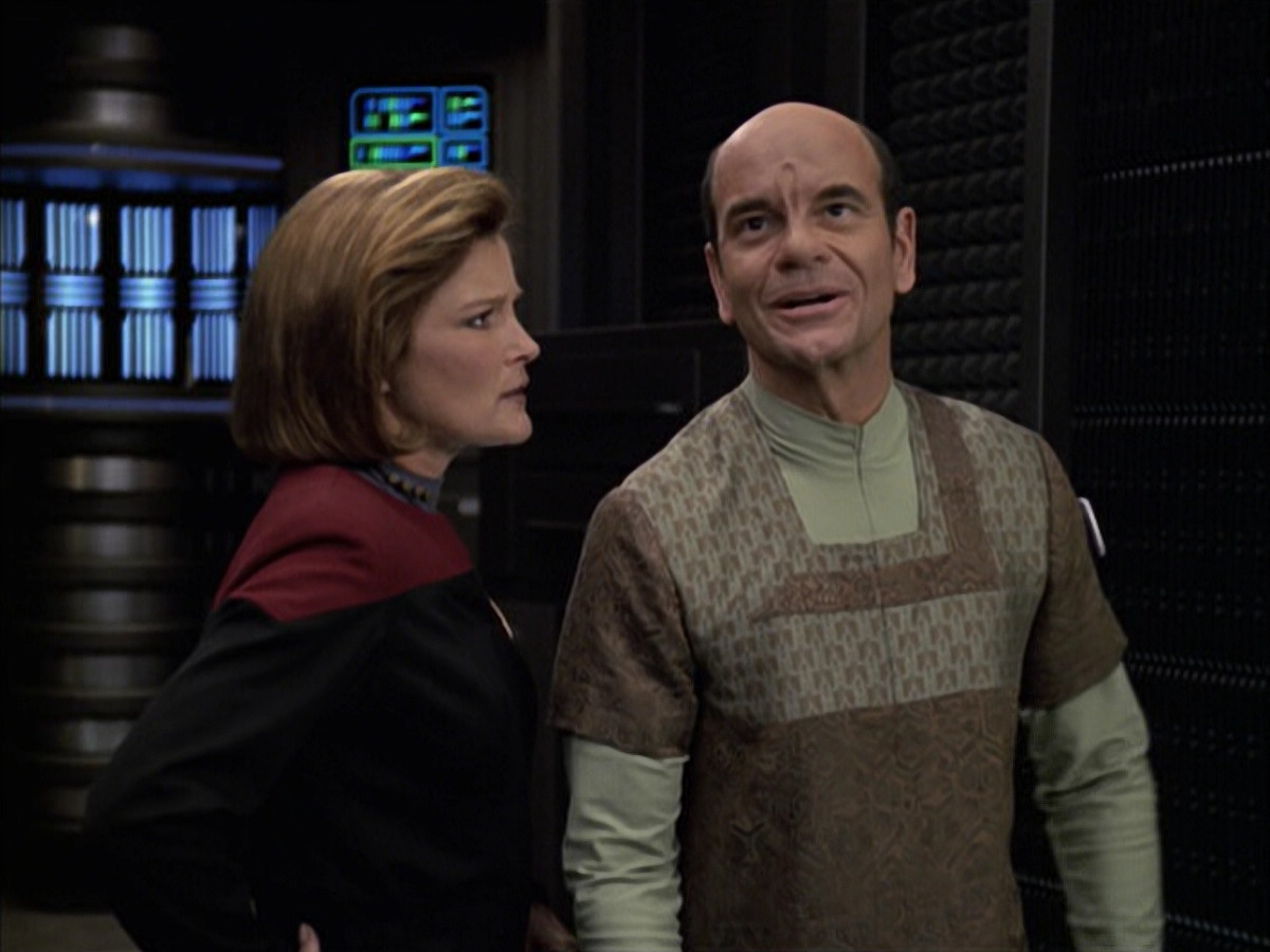 extant_StarTrek_VOY_6x12-BlinkOfAnEye_01958.jpg