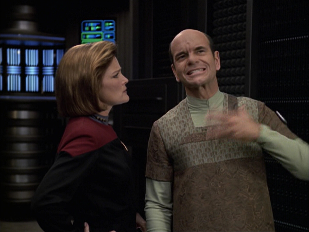 extant_StarTrek_VOY_6x12-BlinkOfAnEye_01960.jpg