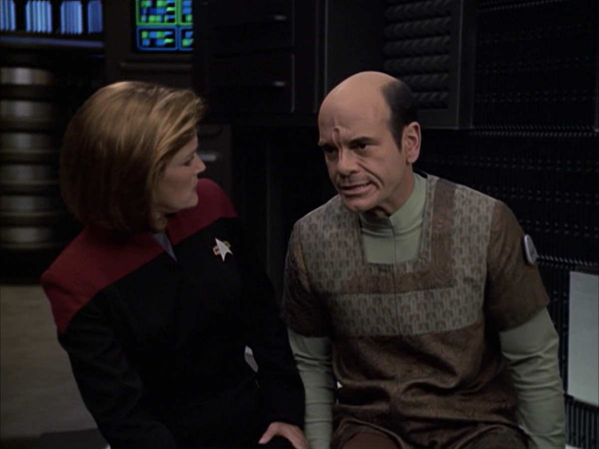 extant_StarTrek_VOY_6x12-BlinkOfAnEye_01974.jpg