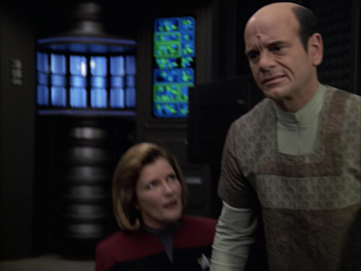 extant_StarTrek_VOY_6x12-BlinkOfAnEye_02048.jpg