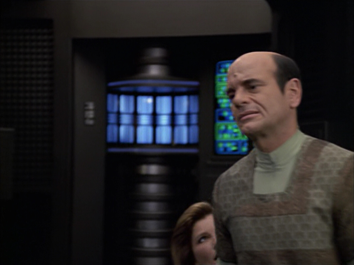 extant_StarTrek_VOY_6x12-BlinkOfAnEye_02049.jpg