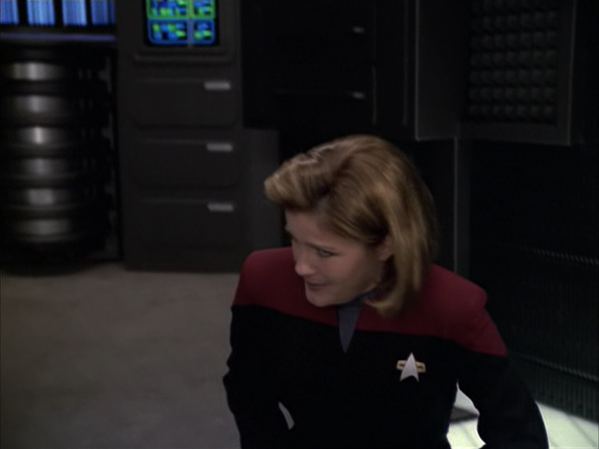 extant_StarTrek_VOY_6x12-BlinkOfAnEye_02061.jpg