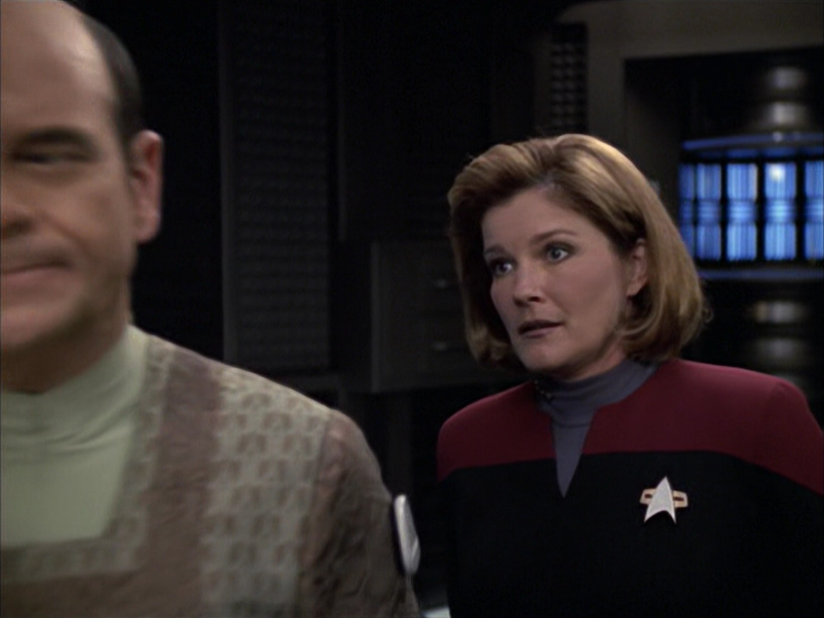 extant_StarTrek_VOY_6x12-BlinkOfAnEye_02070.jpg