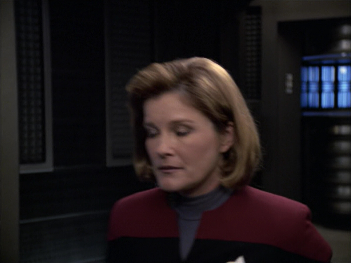 extant_StarTrek_VOY_6x12-BlinkOfAnEye_02071.jpg