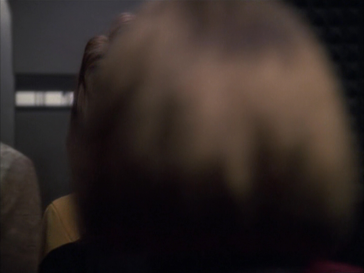 extant_StarTrek_VOY_6x12-BlinkOfAnEye_02073.jpg