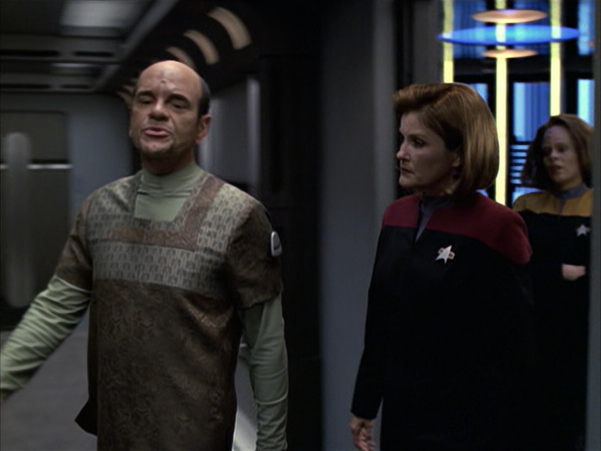 extant_StarTrek_VOY_6x12-BlinkOfAnEye_02076.jpg