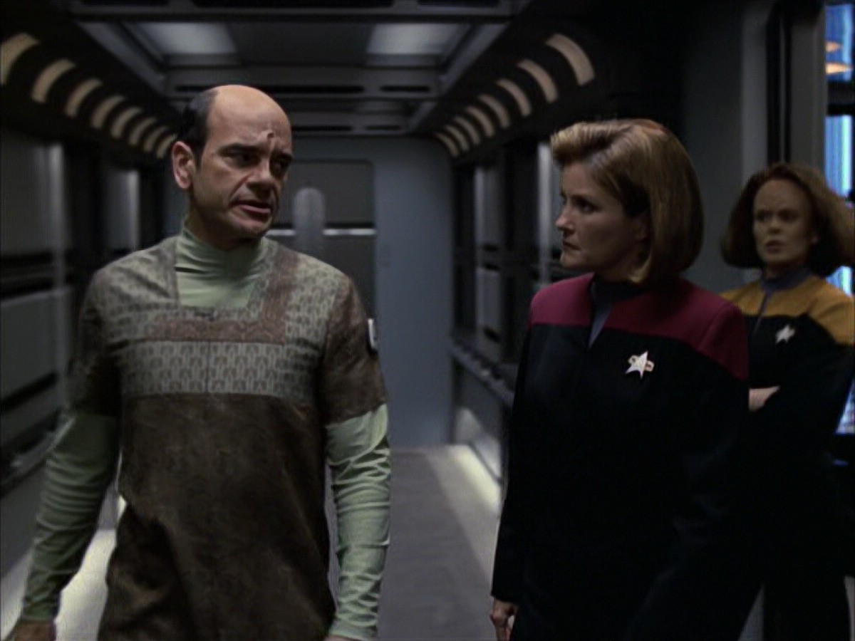 extant_StarTrek_VOY_6x12-BlinkOfAnEye_02077.jpg