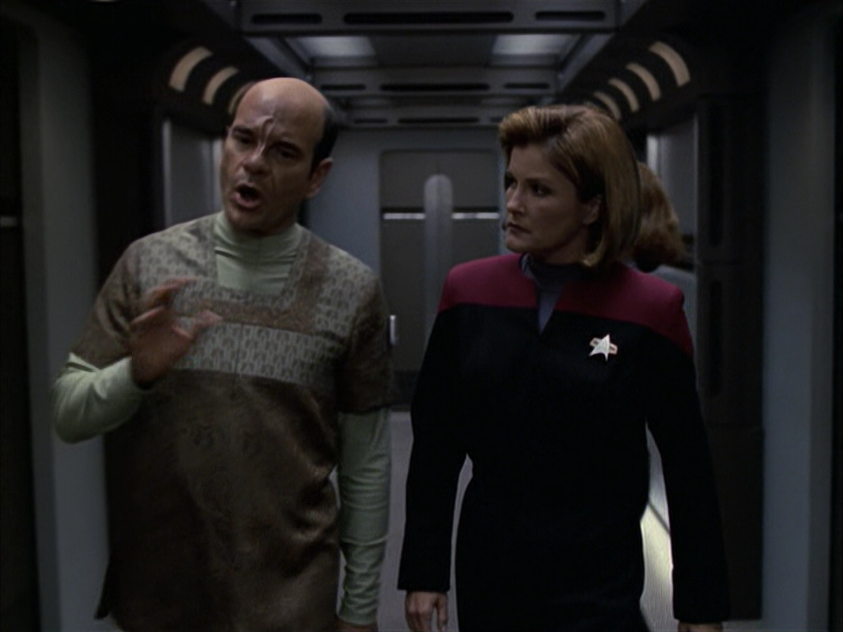extant_StarTrek_VOY_6x12-BlinkOfAnEye_02078.jpg