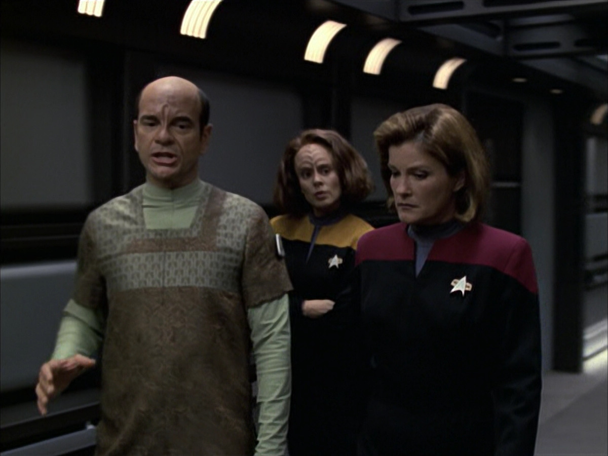 extant_StarTrek_VOY_6x12-BlinkOfAnEye_02083.jpg
