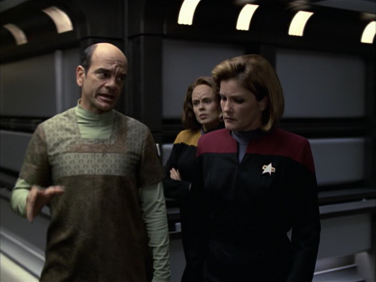 extant_StarTrek_VOY_6x12-BlinkOfAnEye_02085.jpg