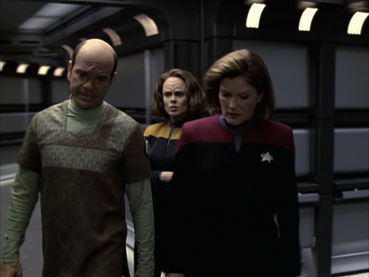 extant_StarTrek_VOY_6x12-BlinkOfAnEye_02086.jpg