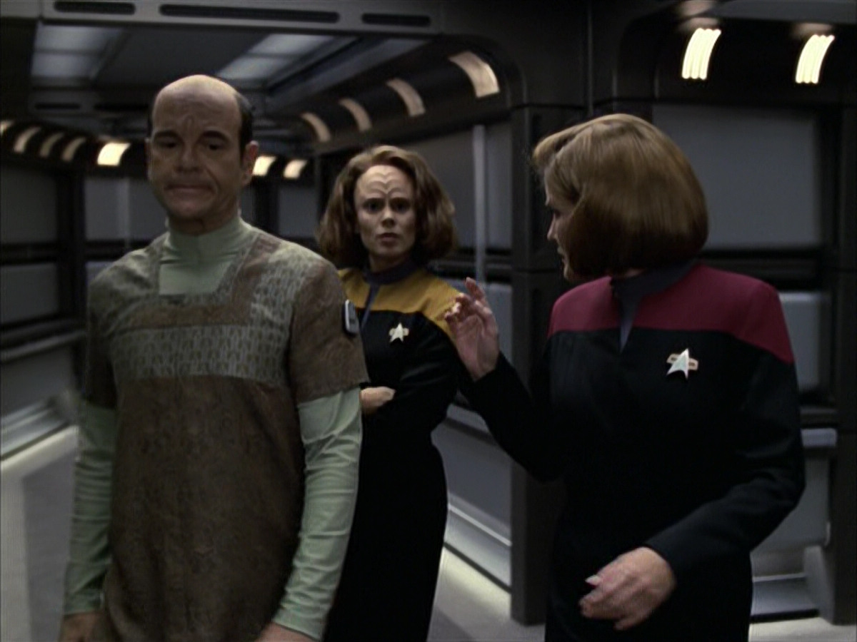 extant_StarTrek_VOY_6x12-BlinkOfAnEye_02087.jpg