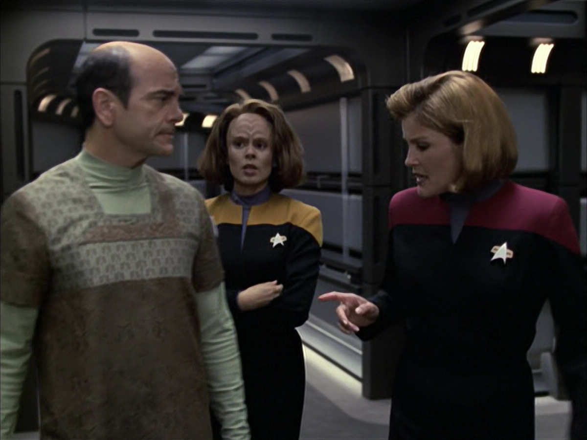 extant_StarTrek_VOY_6x12-BlinkOfAnEye_02089.jpg