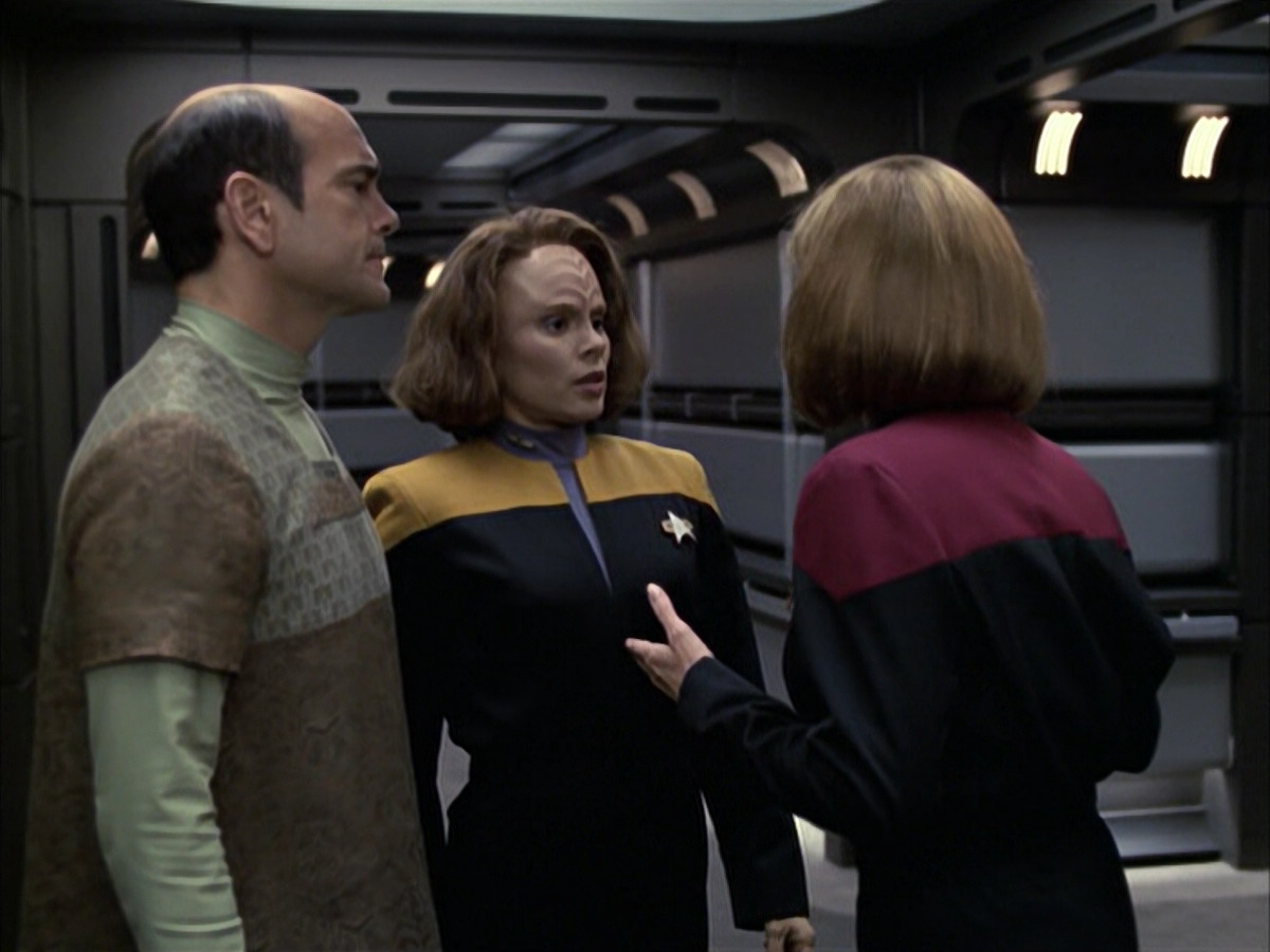extant_StarTrek_VOY_6x12-BlinkOfAnEye_02091.jpg