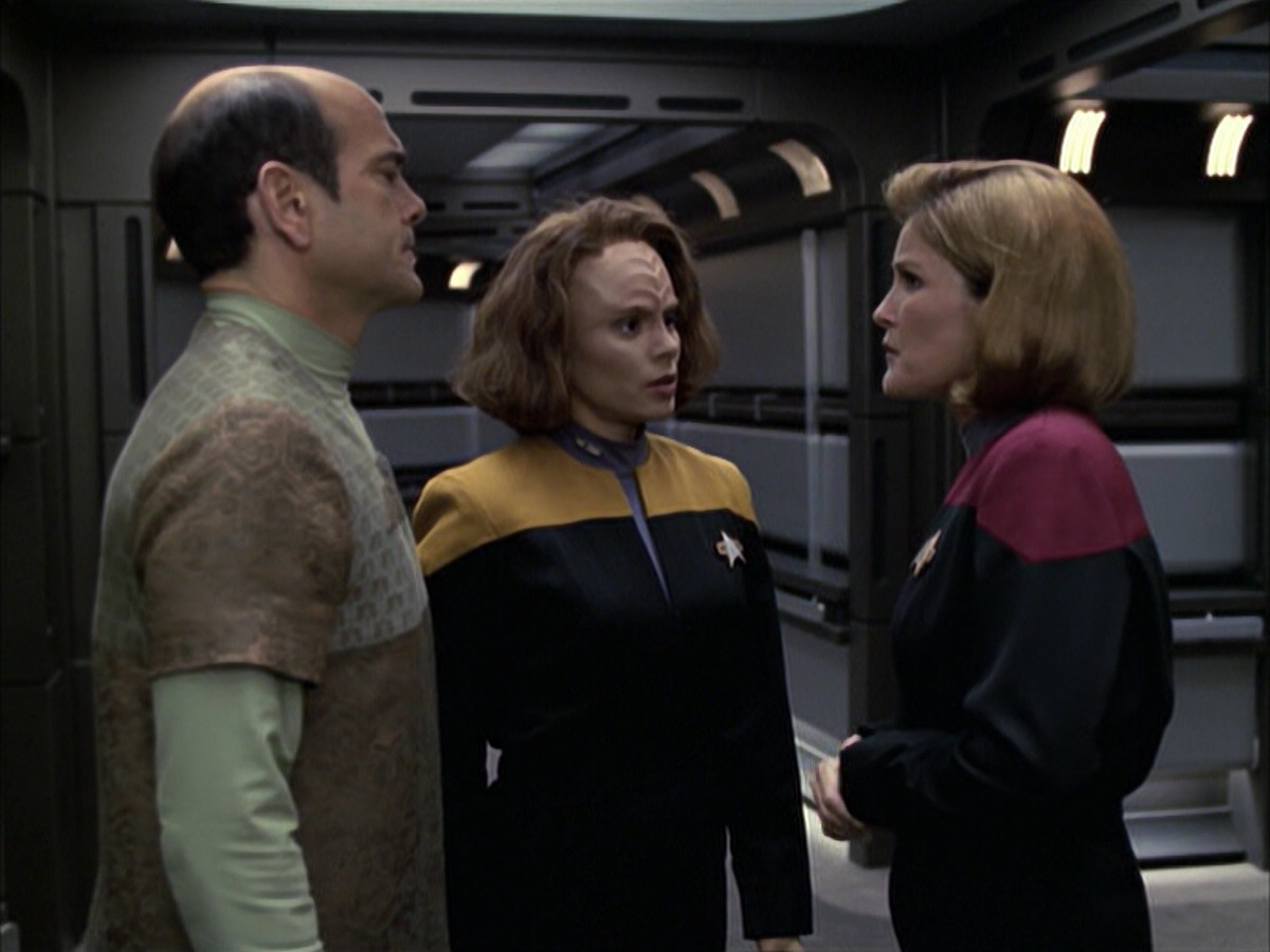 extant_StarTrek_VOY_6x12-BlinkOfAnEye_02093.jpg