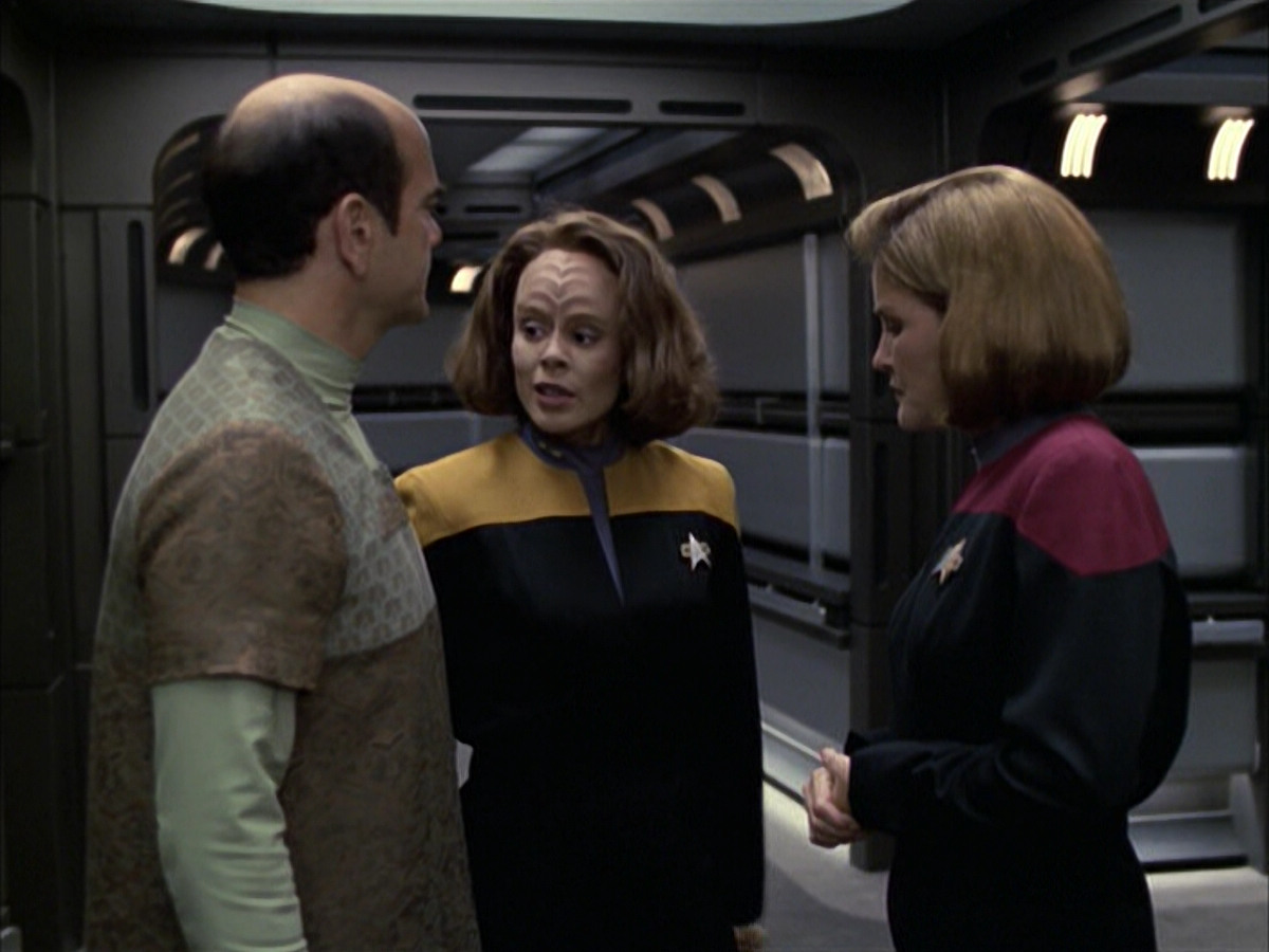extant_StarTrek_VOY_6x12-BlinkOfAnEye_02096.jpg