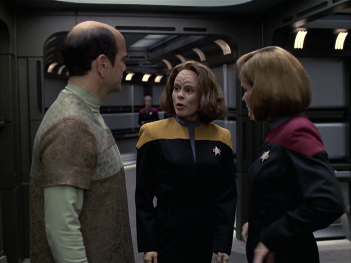extant_StarTrek_VOY_6x12-BlinkOfAnEye_02098.jpg