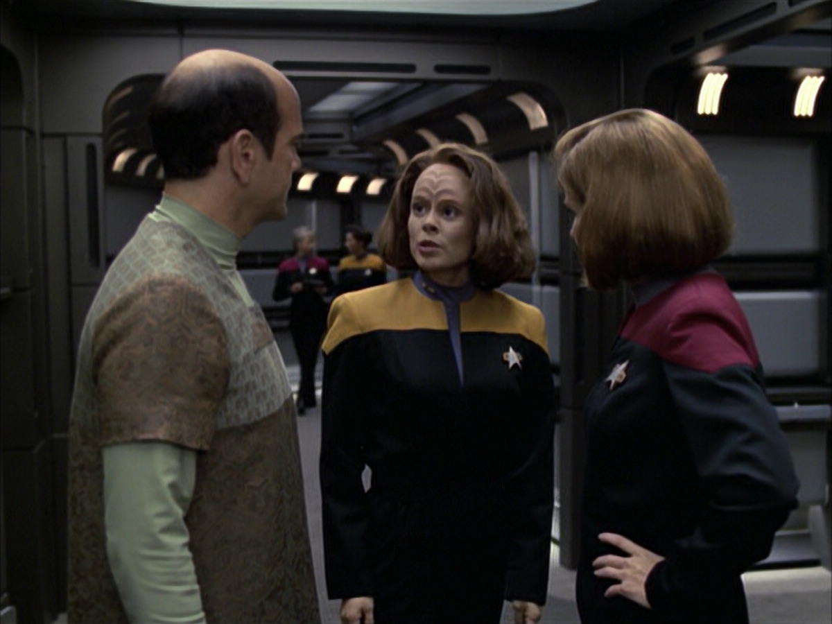 extant_StarTrek_VOY_6x12-BlinkOfAnEye_02099.jpg