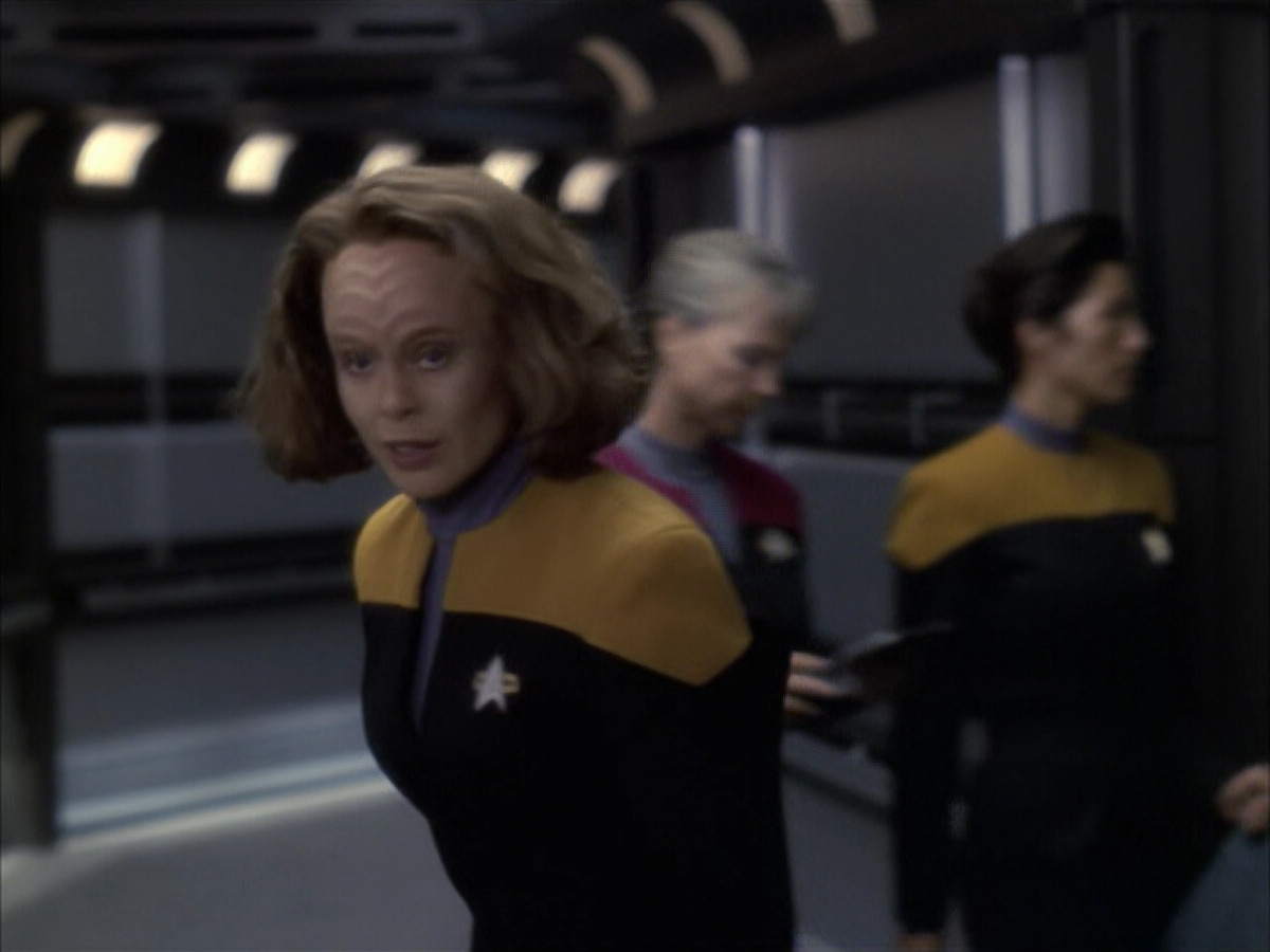 extant_StarTrek_VOY_6x12-BlinkOfAnEye_02105.jpg