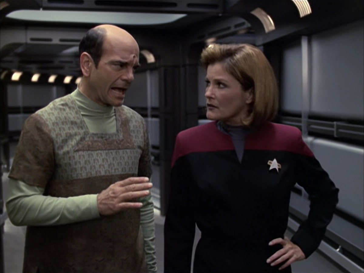 extant_StarTrek_VOY_6x12-BlinkOfAnEye_02118.jpg