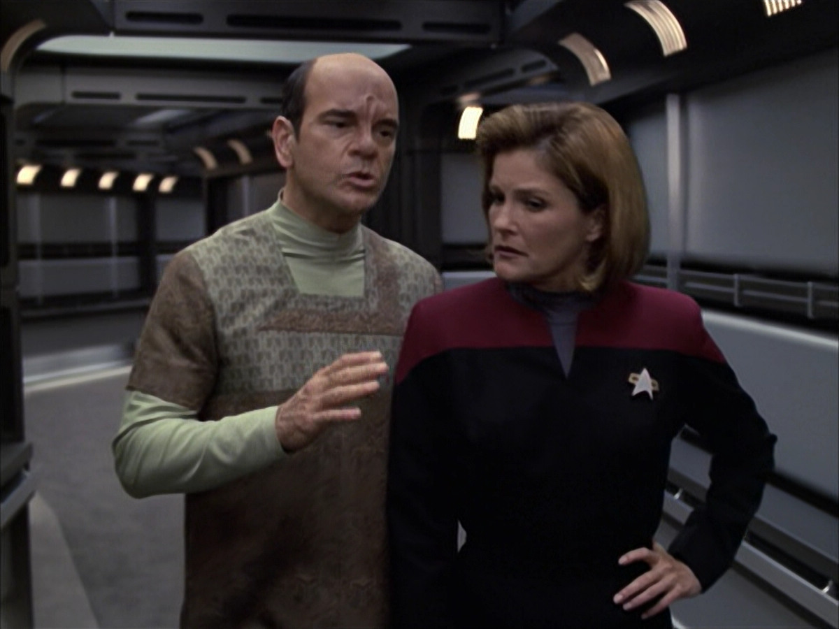 extant_StarTrek_VOY_6x12-BlinkOfAnEye_02119.jpg