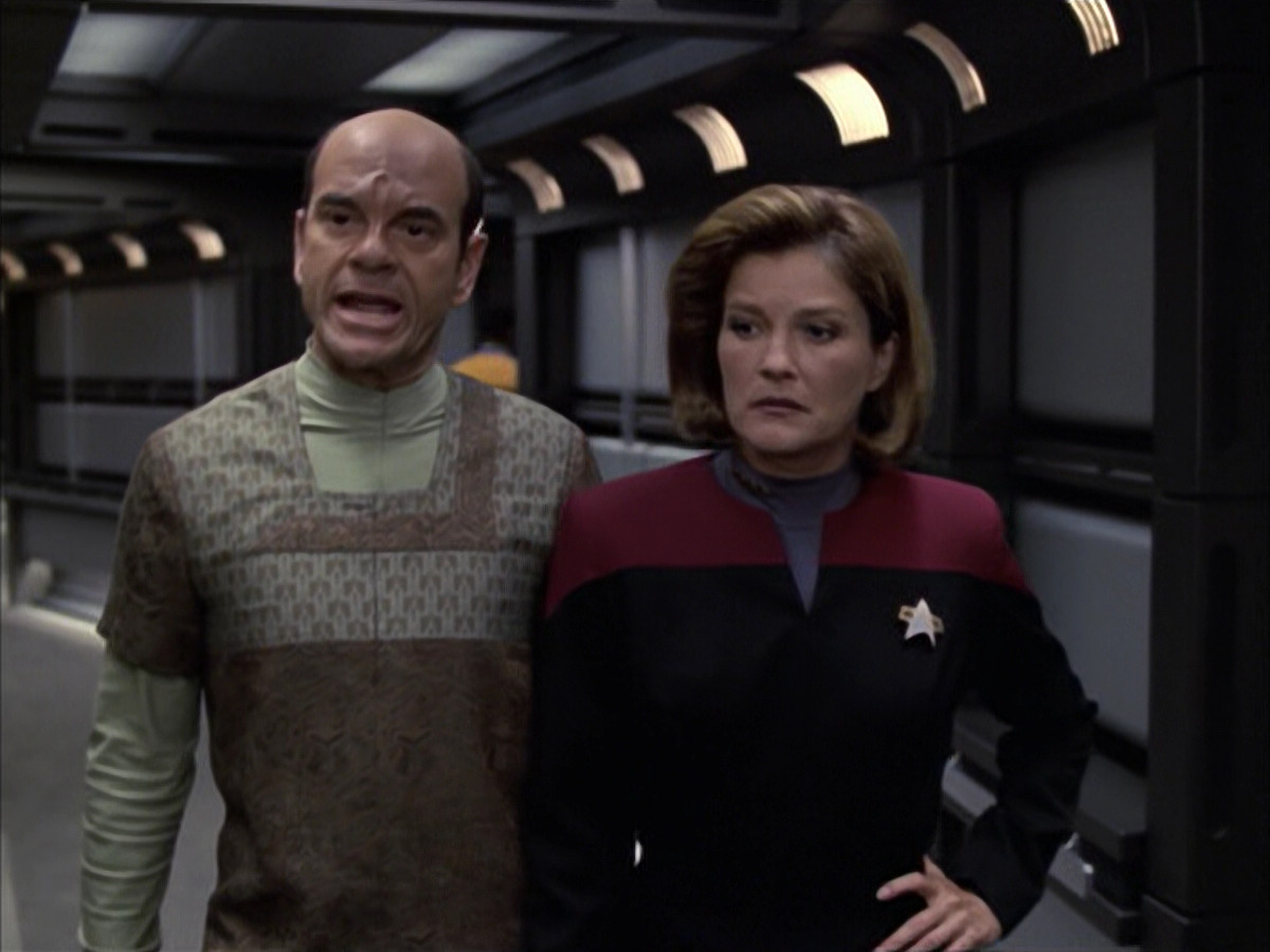 extant_StarTrek_VOY_6x12-BlinkOfAnEye_02124.jpg