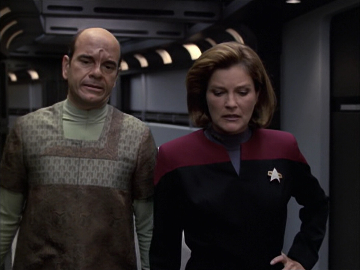 extant_StarTrek_VOY_6x12-BlinkOfAnEye_02128.jpg