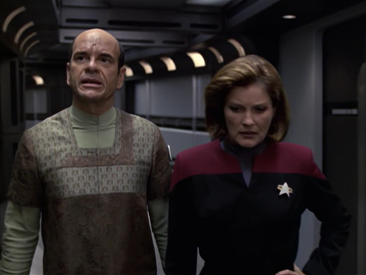 extant_StarTrek_VOY_6x12-BlinkOfAnEye_02129.jpg