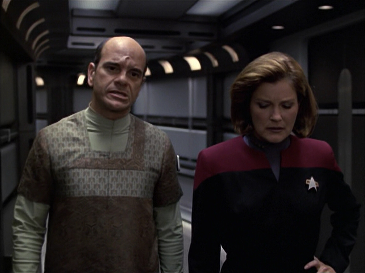 extant_StarTrek_VOY_6x12-BlinkOfAnEye_02130.jpg